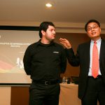 André Teixeira, Gerende de Canais e Vendas da Vivitek no Brasil, ao lado do presidente mundial Otto Kong