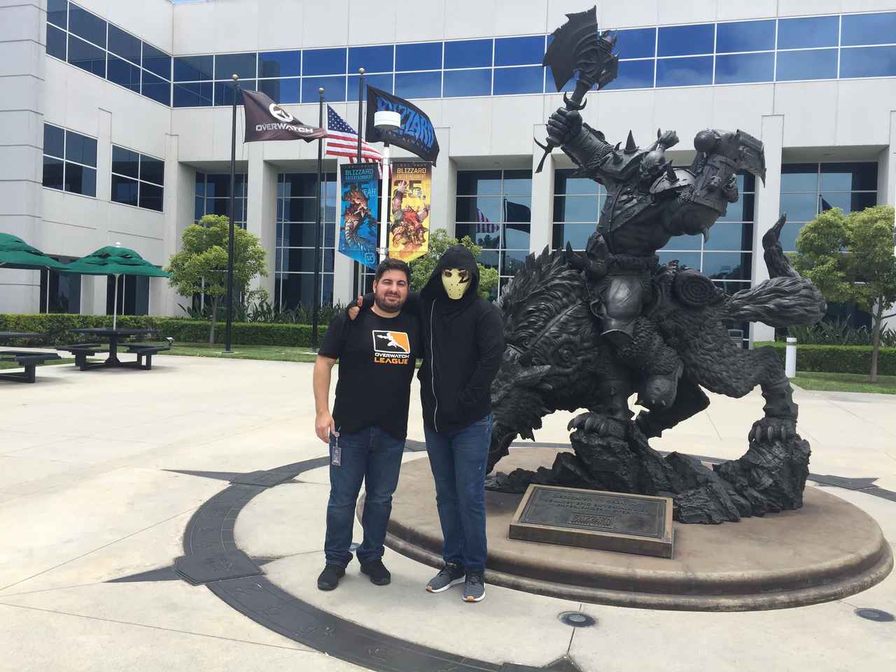 Zangado visita a Blizzard em Los Angeles